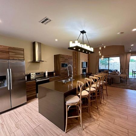 Luxury Home In Orlando With Private Hot Tub - 7 Min From Disney Parks - 3 Bedrooms And 4 Bathrooms! ภายนอก รูปภาพ