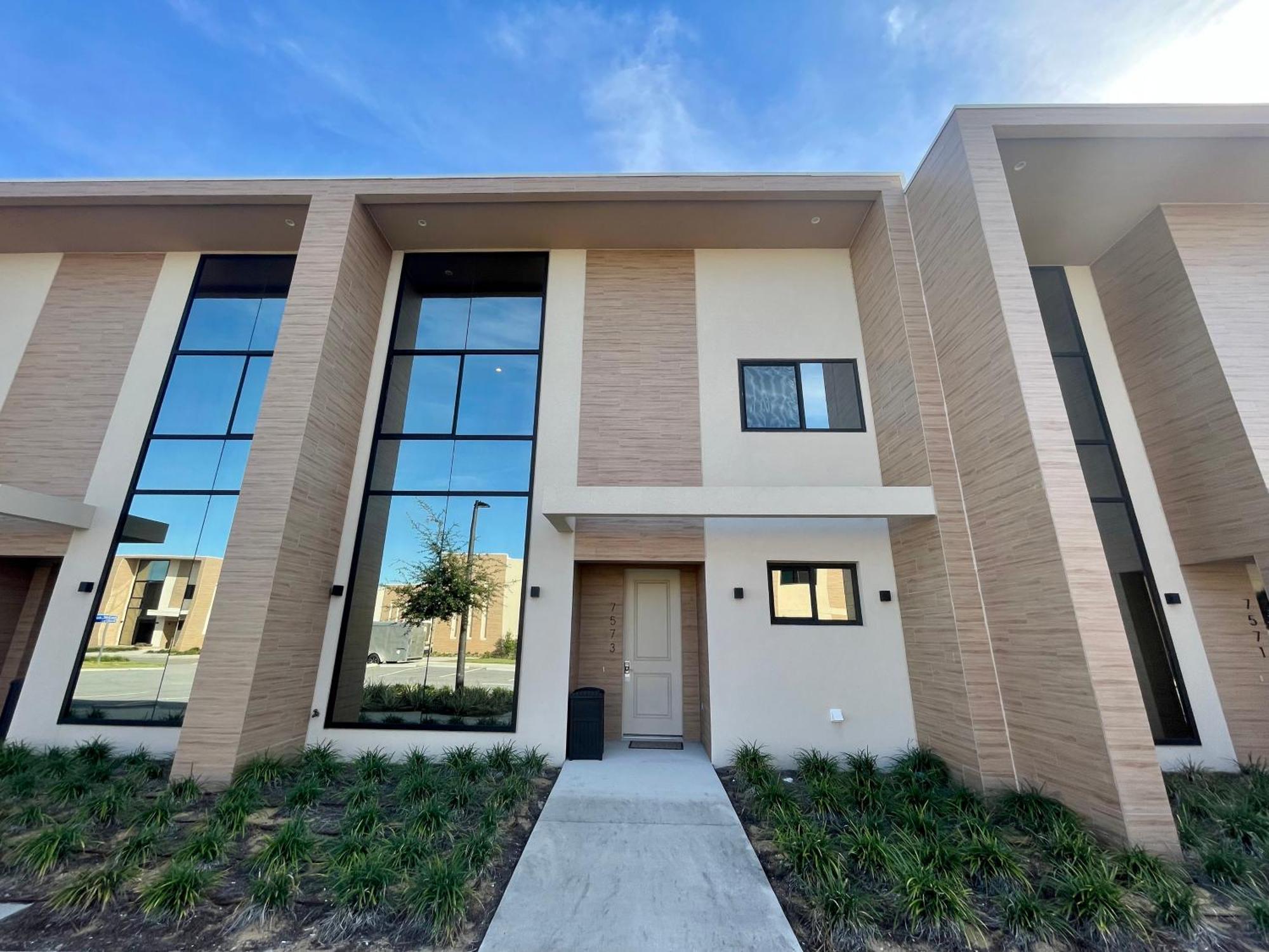 Luxury Home In Orlando With Private Hot Tub - 7 Min From Disney Parks - 3 Bedrooms And 4 Bathrooms! ภายนอก รูปภาพ