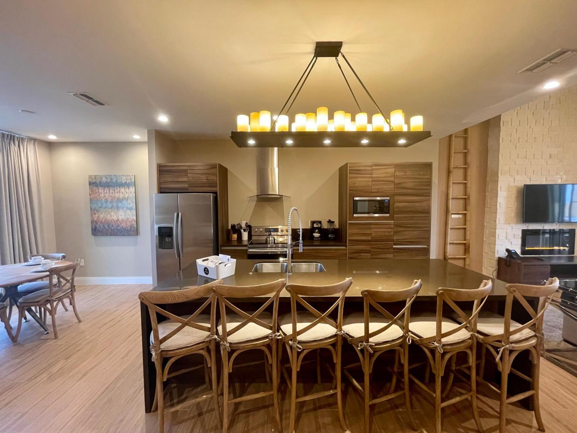 Luxury Home In Orlando With Private Hot Tub - 7 Min From Disney Parks - 3 Bedrooms And 4 Bathrooms! ภายนอก รูปภาพ