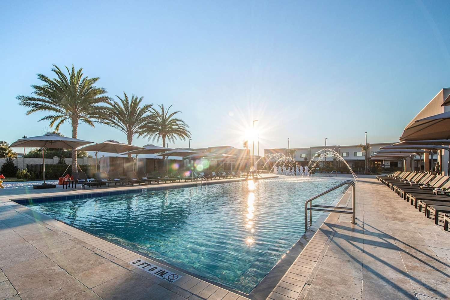 Luxury Home In Orlando With Private Hot Tub - 7 Min From Disney Parks - 3 Bedrooms And 4 Bathrooms! ภายนอก รูปภาพ