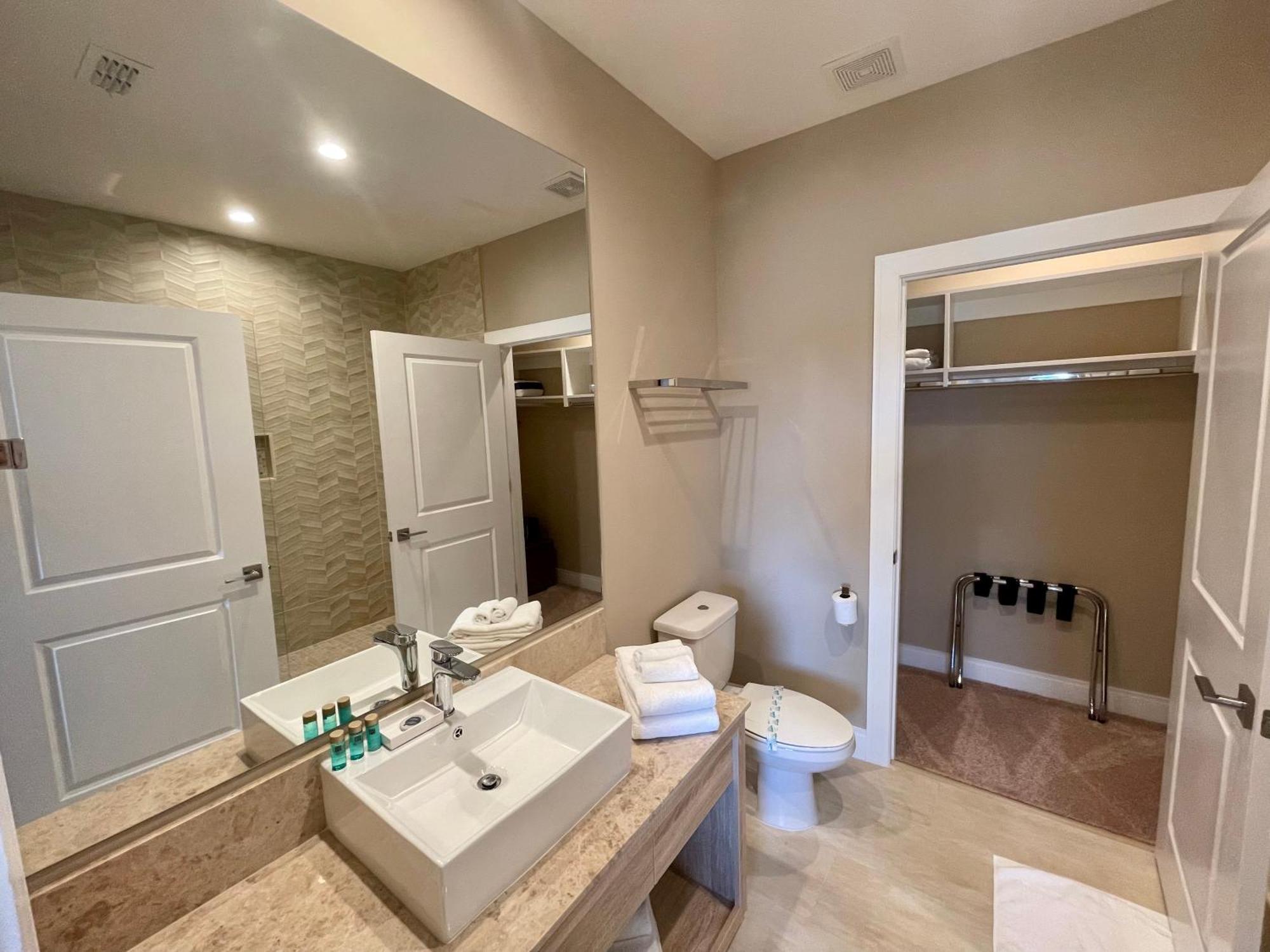 Luxury Home In Orlando With Private Hot Tub - 7 Min From Disney Parks - 3 Bedrooms And 4 Bathrooms! ภายนอก รูปภาพ
