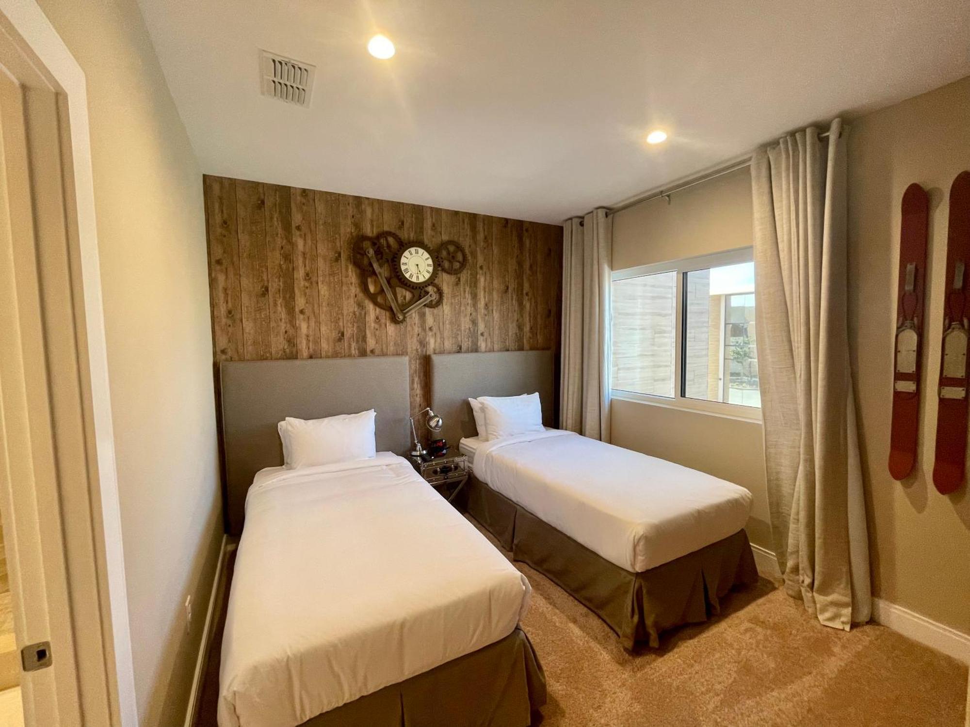 Luxury Home In Orlando With Private Hot Tub - 7 Min From Disney Parks - 3 Bedrooms And 4 Bathrooms! ภายนอก รูปภาพ