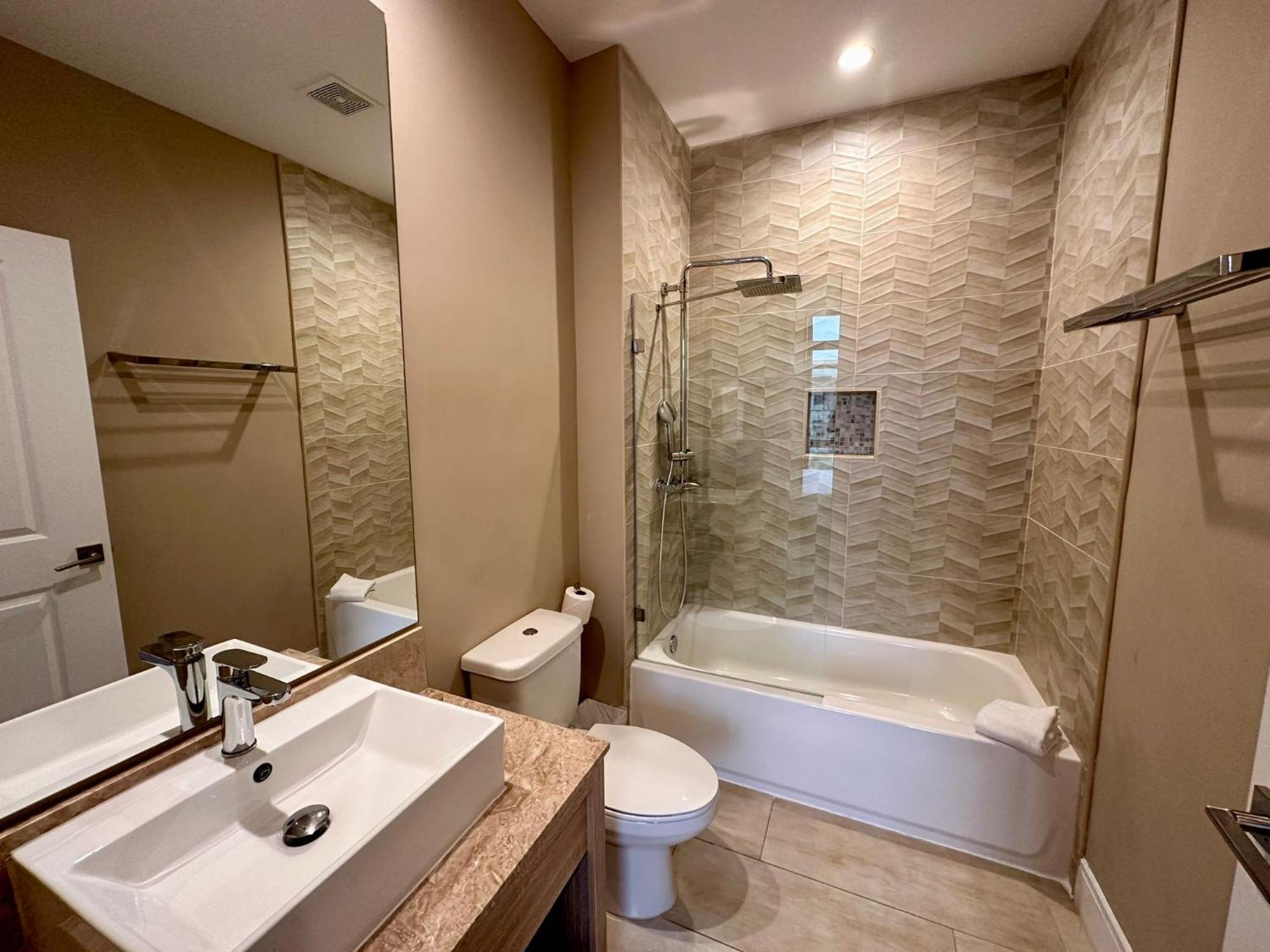 Luxury Home In Orlando With Private Hot Tub - 7 Min From Disney Parks - 3 Bedrooms And 4 Bathrooms! ภายนอก รูปภาพ