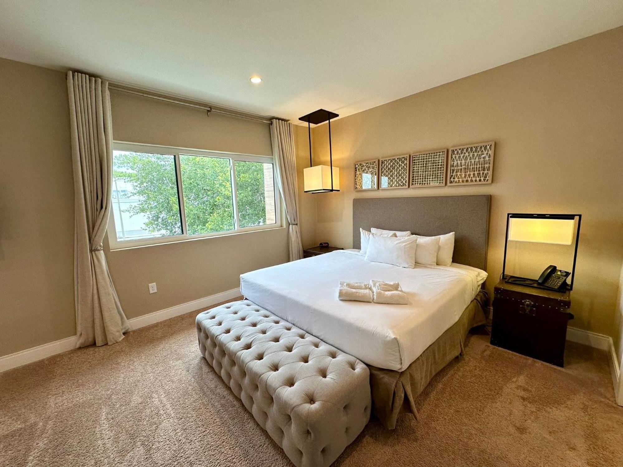 Luxury Home In Orlando With Private Hot Tub - 7 Min From Disney Parks - 3 Bedrooms And 4 Bathrooms! ภายนอก รูปภาพ