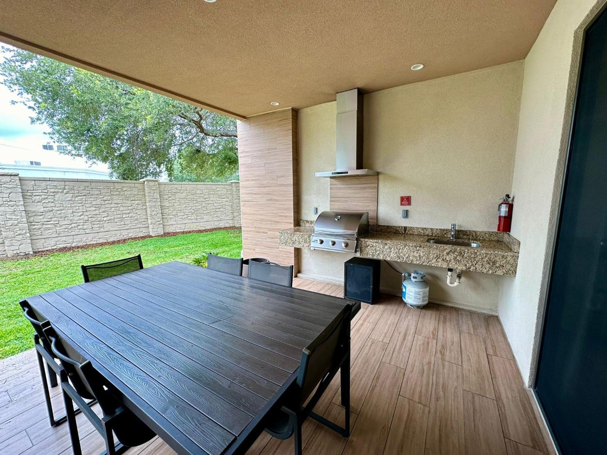 Luxury Home In Orlando With Private Hot Tub - 7 Min From Disney Parks - 3 Bedrooms And 4 Bathrooms! ภายนอก รูปภาพ