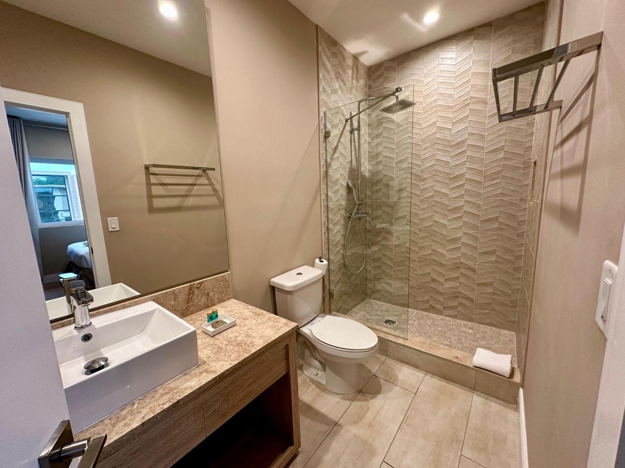 Luxury Home In Orlando With Private Hot Tub - 7 Min From Disney Parks - 3 Bedrooms And 4 Bathrooms! ภายนอก รูปภาพ