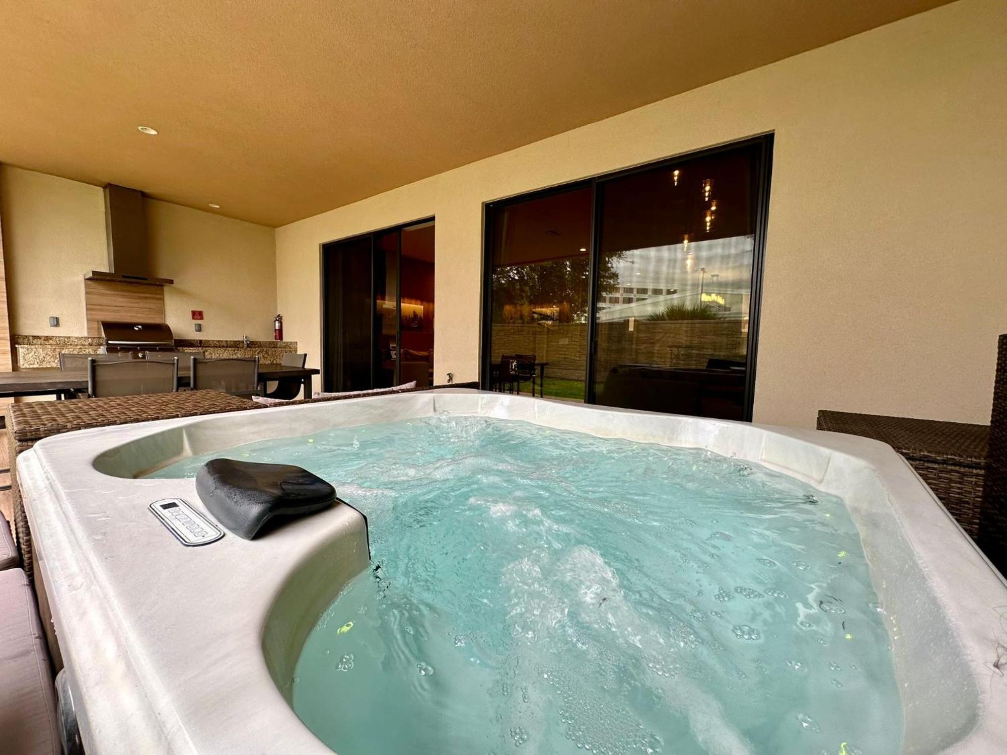 Luxury Home In Orlando With Private Hot Tub - 7 Min From Disney Parks - 3 Bedrooms And 4 Bathrooms! ภายนอก รูปภาพ