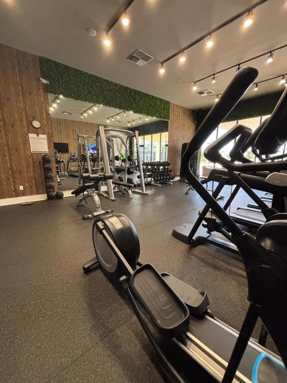 Luxury Home In Orlando With Private Hot Tub - 7 Min From Disney Parks - 3 Bedrooms And 4 Bathrooms! ภายนอก รูปภาพ